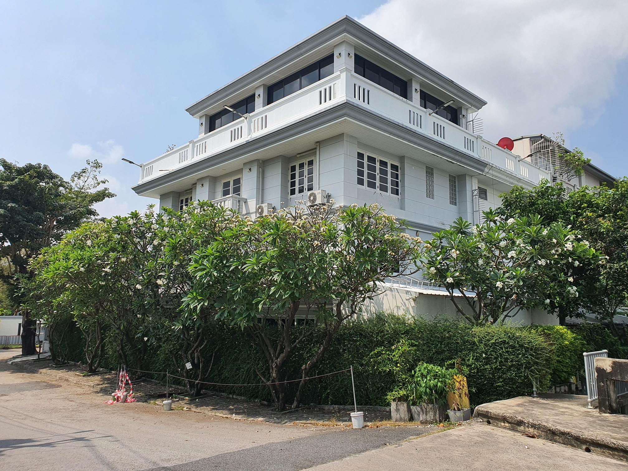 อาคารโมเดิร์น 4 ชั้นสุดมหัศจรรย์ พื้นที่ 800 ตารางเมตร ที่เต็มไปด้วยความหรูหราของหินอ่อนและไม้ - 1