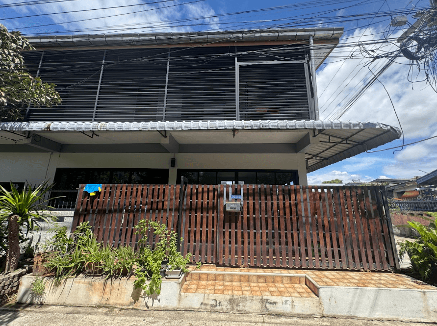 บ้านเดี่ยว 2 ชั้นสไตล์โมเดิร์นพร้อมที่ดินผืนใหญ่ ในหมู่บ้านเจริญรัตน์ บางละมุง - 2