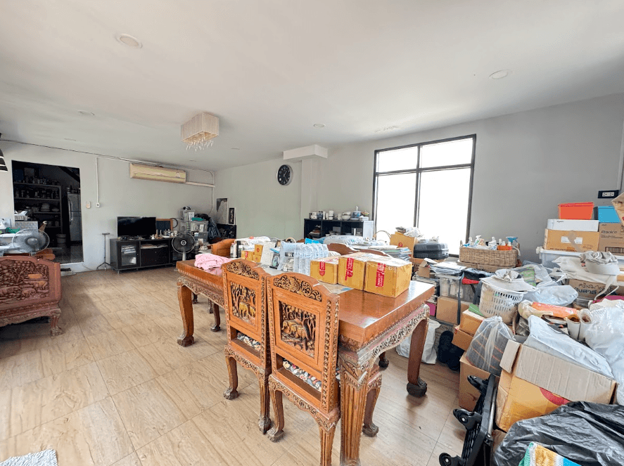 บ้านเดี่ยว 2 ชั้นสไตล์โมเดิร์นพร้อมที่ดินผืนใหญ่ ในหมู่บ้านเจริญรัตน์ บางละมุง - 4