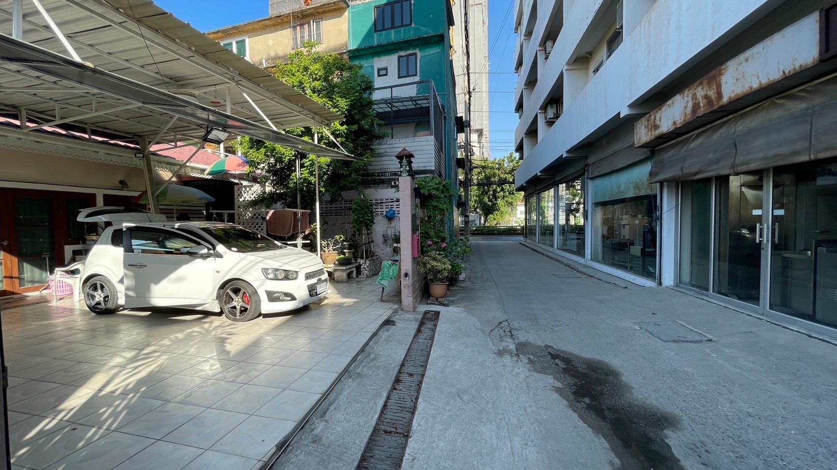 บ้าน 2 หลัง ที่ดิน 107 ตรว. ถนนพระราม 4 ซอย 5 กล้วยน้ำไท - 2