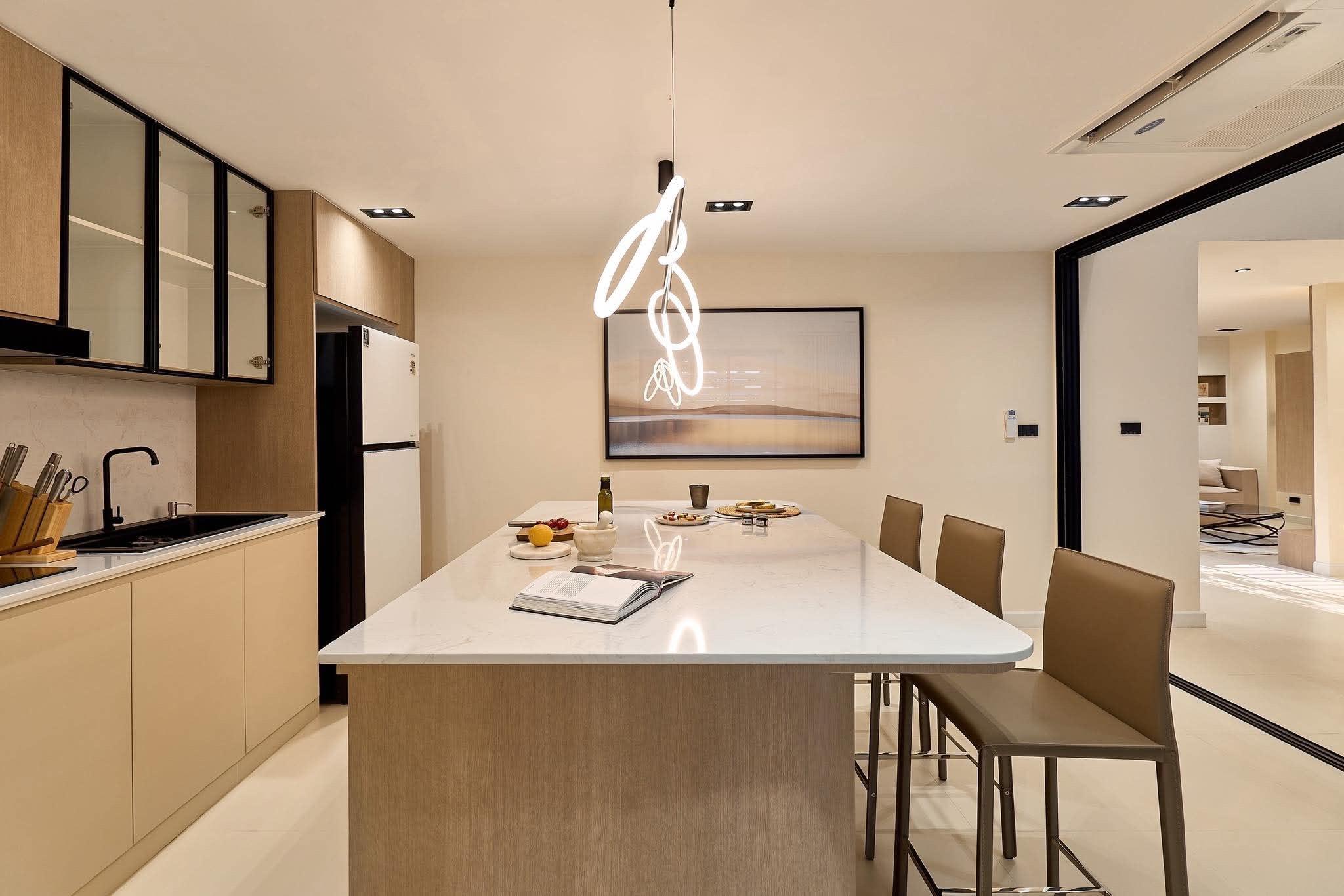 ขายบ้านเดี่ยว 2 ชั้น สร้างใหม่ สไตล์ Contemporary Modern ตกแต่งหรูเฟอร์นิเจอร์+เครื่องใช้ไฟฟ้าครบชุด โครงการหมู่บ้านพราว หางดง - 23