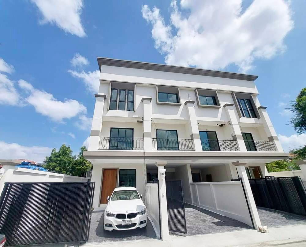 พรีเมียมทาวน์โฮมใหม่สไตล์ Modern Classic บ้านใหม่ ลาซาล32 แยก2 - 1