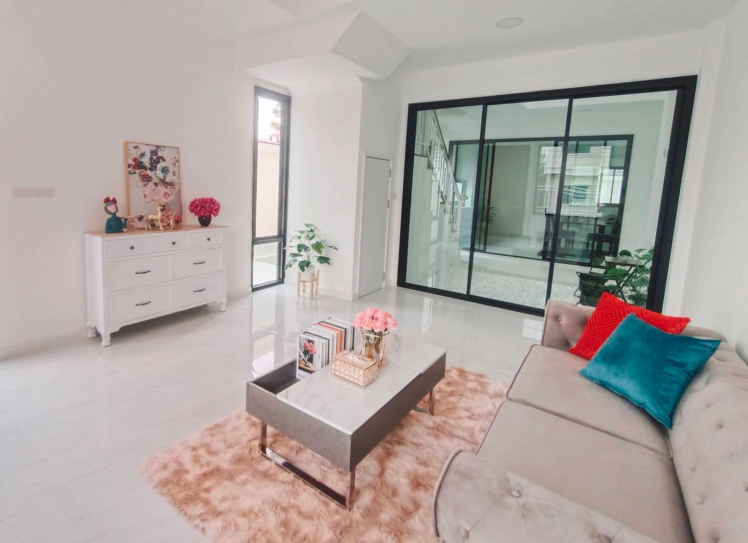 พรีเมียมทาวน์โฮมใหม่สไตล์ Modern Classic บ้านใหม่ ลาซาล32 แยก2 - 8