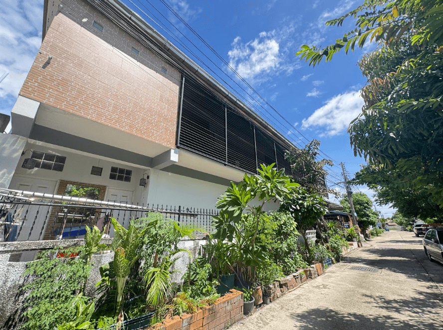 บ้านเดี่ยว 2 ชั้นสไตล์โมเดิร์นพร้อมที่ดินผืนใหญ่ ในหมู่บ้านเจริญรัตน์ บางละมุง - 1