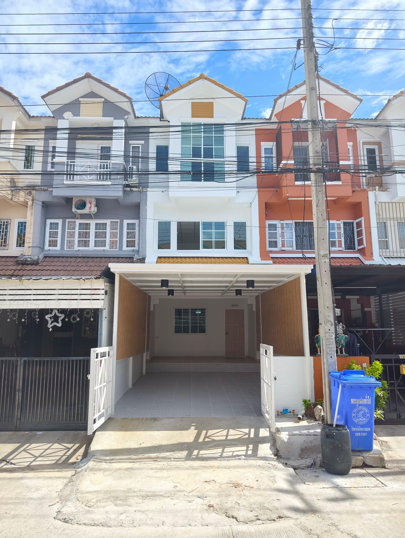 หมู่บ้านลัลลี่วิลล์ 2 ซอยมังกร-แพรกษา - ทาวน์เฮ้าส์ 3 ชั้น รีโนเวทใหม่ทั้งหลัง ฟังก์ชันใหญ่เต็มพิกัด - 1