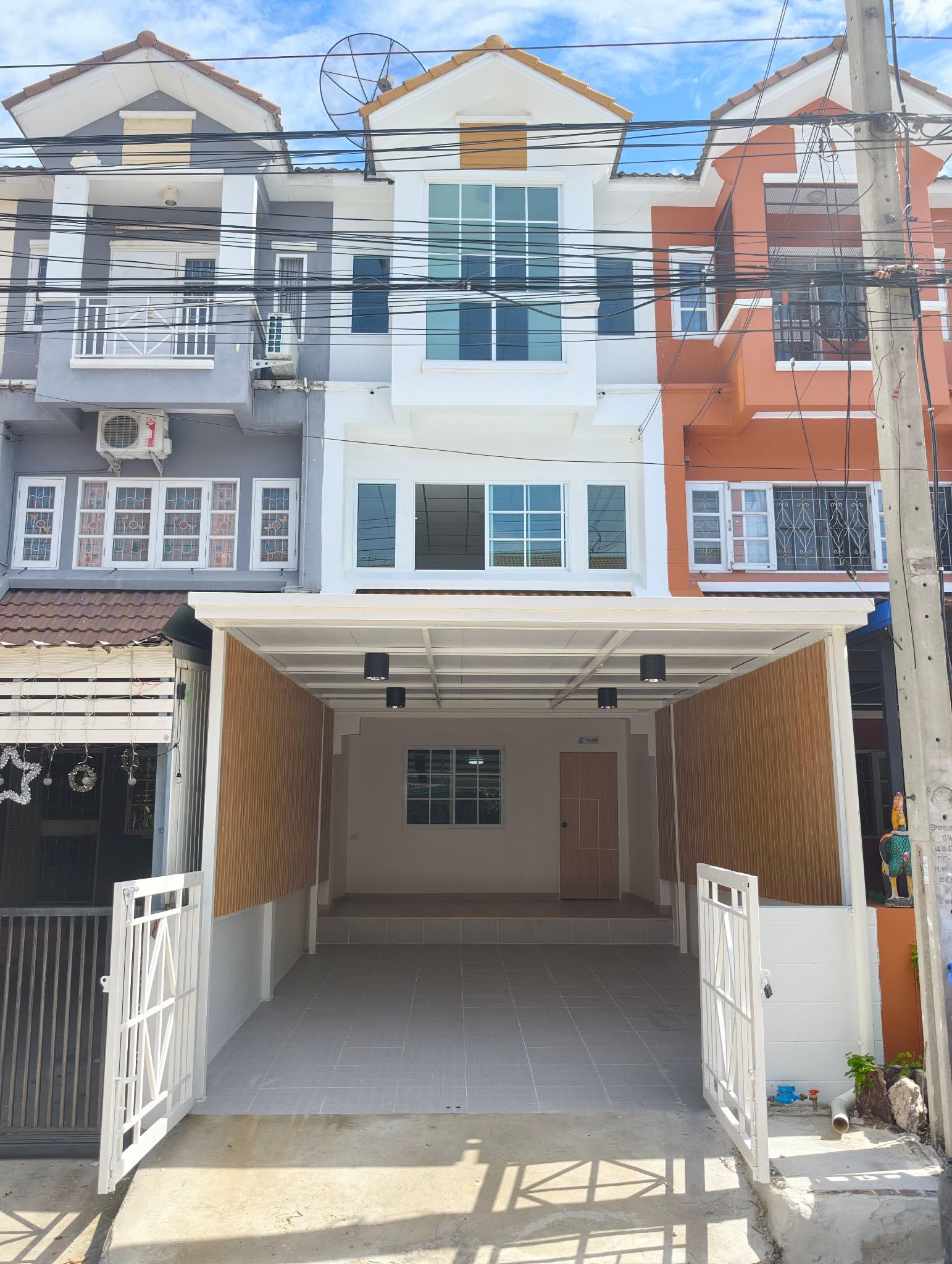 หมู่บ้านลัลลี่วิลล์ 2 ซอยมังกร-แพรกษา - ทาวน์เฮ้าส์ 3 ชั้น รีโนเวทใหม่ทั้งหลัง ฟังก์ชันใหญ่เต็มพิกัด - 2