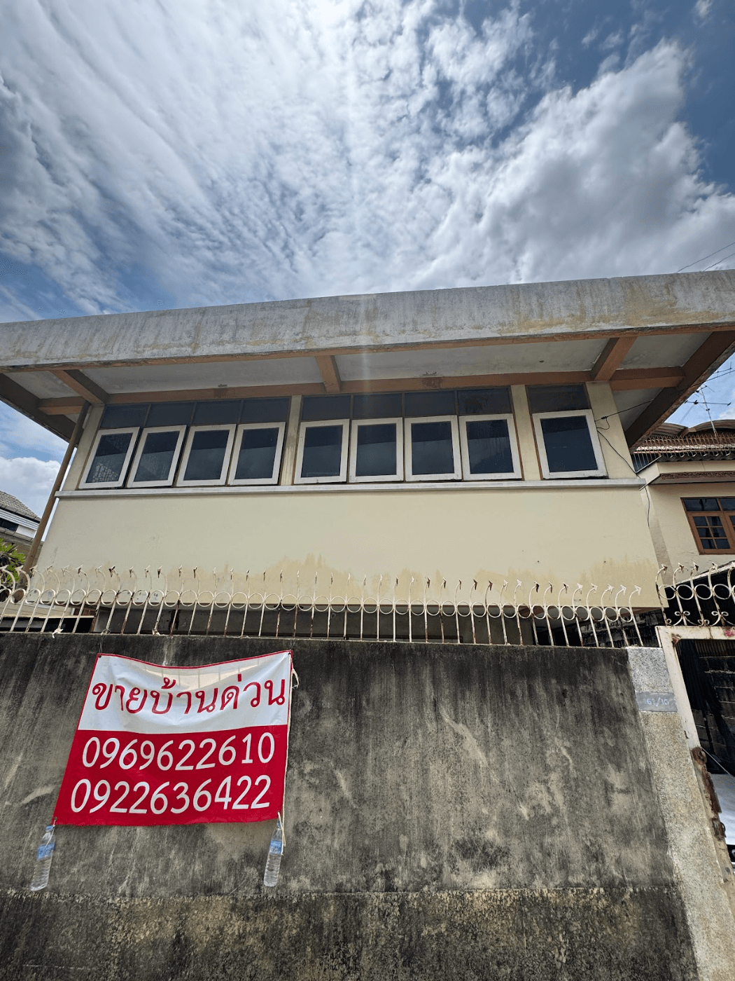 ขายที่ดินพร้อมบ้านเดี่ยว 2.5 ชั้น (ขายตามสภาพเพื่อรีโนเวท) ทำเลทองซอยจรัญสนิทวงศ์ 27 ใกล้ MRT ไฟฉาย และ รพ.ศิริราช - 1