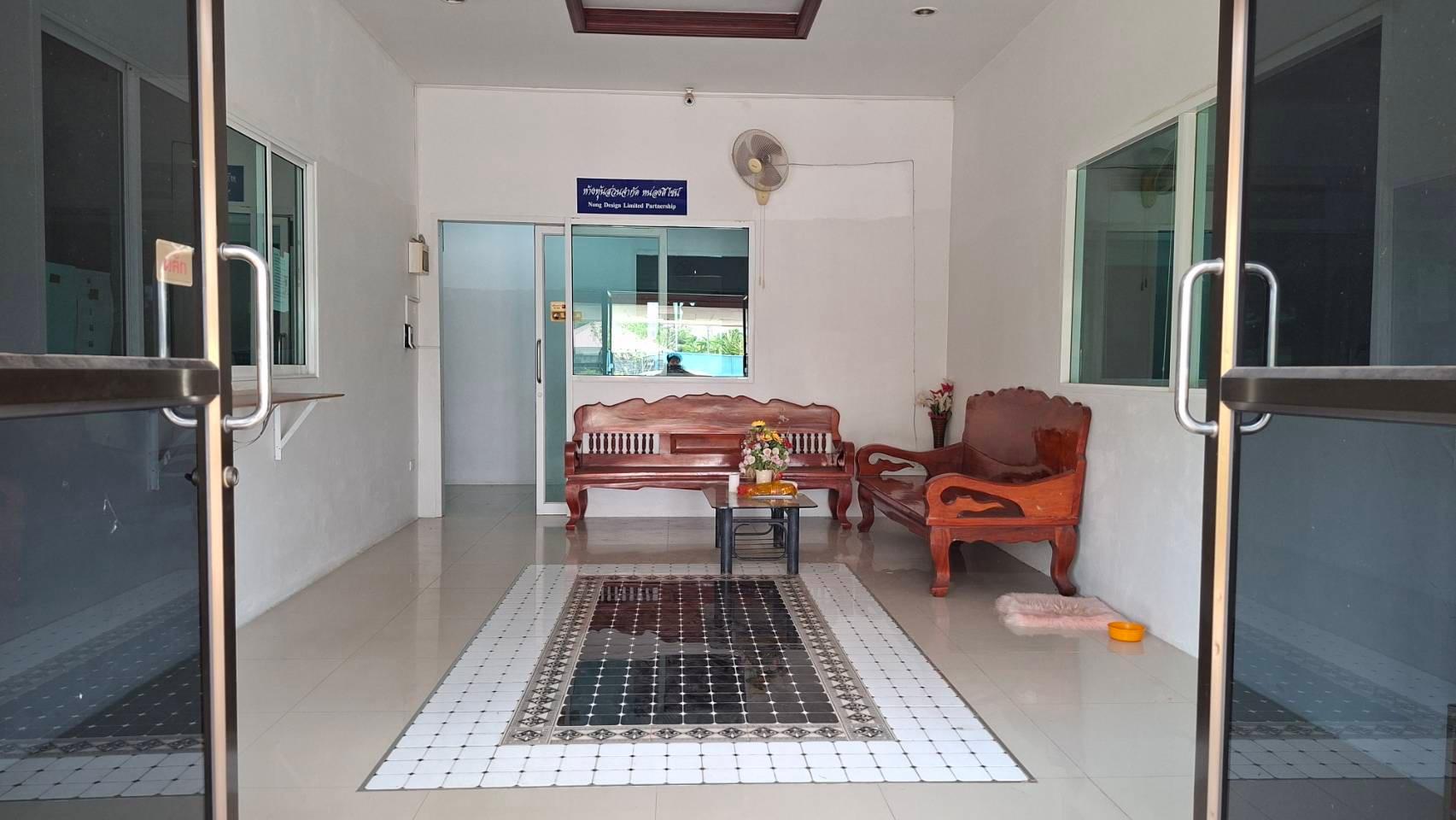 ขายโรงงานพร้อมออฟฟิศ สำนักงาน และอาคารหอพักพนักงาน 15 ห้อง ทำเลดีซอยสุวินทวงศ์ 51 เข้าซอยเพียง 600 เมตร รถสิบล้อเข้าได้ ระบบไฟ 3 เฟส - 2