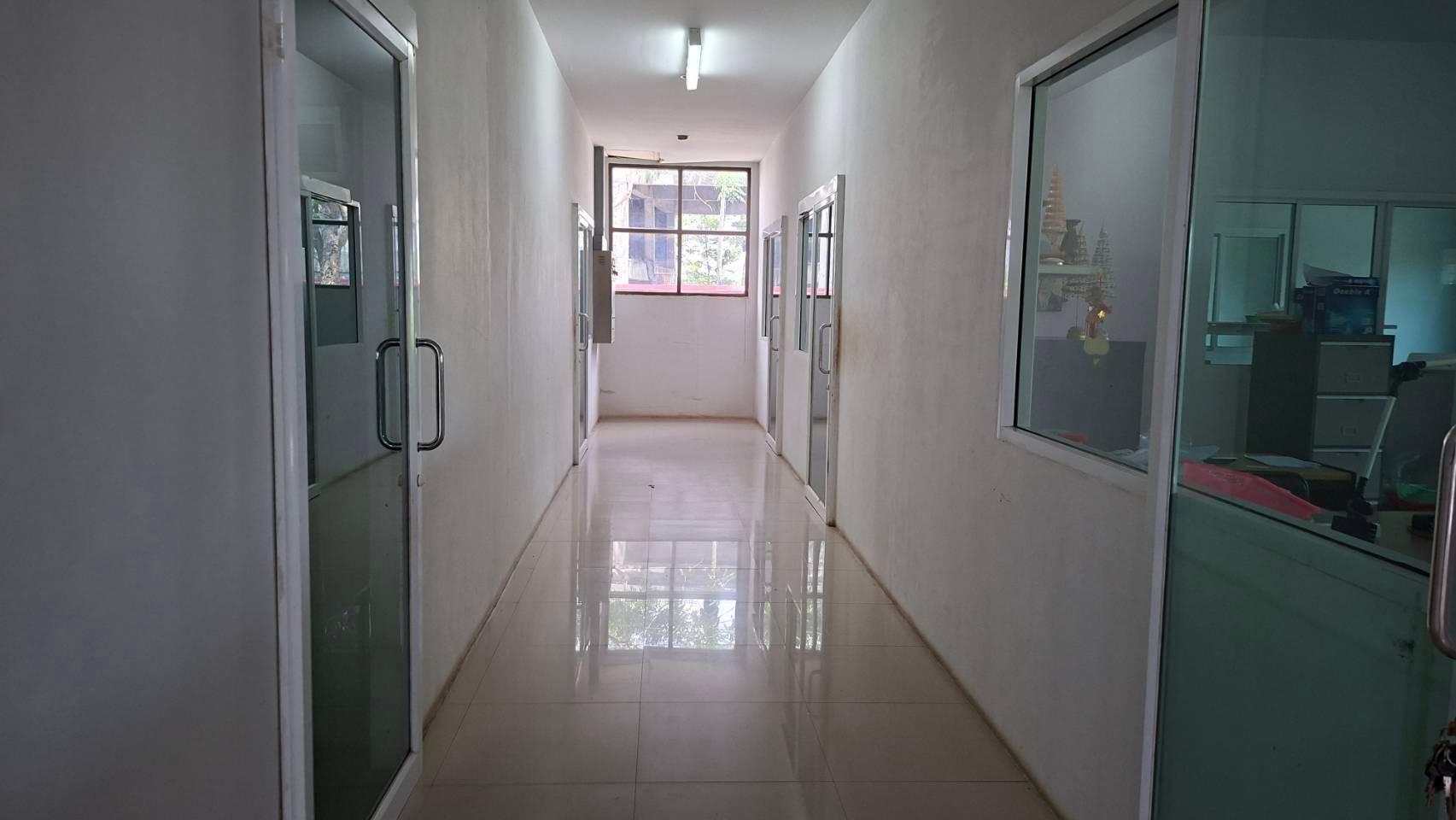 ขายโรงงานพร้อมออฟฟิศ สำนักงาน และอาคารหอพักพนักงาน 15 ห้อง ทำเลดีซอยสุวินทวงศ์ 51 เข้าซอยเพียง 600 เมตร รถสิบล้อเข้าได้ ระบบไฟ 3 เฟส - 4