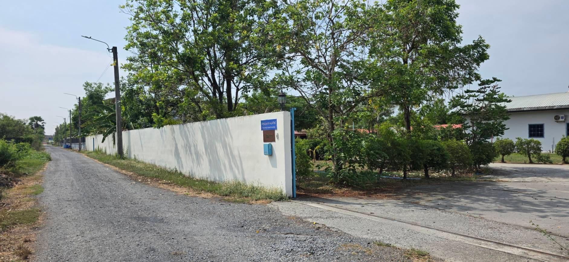 ขายโรงงานพร้อมออฟฟิศ สำนักงาน และอาคารหอพักพนักงาน 15 ห้อง ทำเลดีซอยสุวินทวงศ์ 51 เข้าซอยเพียง 600 เมตร รถสิบล้อเข้าได้ ระบบไฟ 3 เฟส - 7