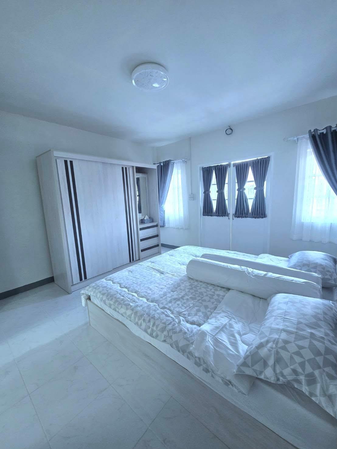 ขายทาวน์เฮาส์ 2 ชั้น รีโนเวทใหม่ทั้งหลัง ตกแต่งสวยงามพร้อมอยู่ หมู่บ้านอ่างทองธานี กระทุ่มแบน 3 ห้องนอน 2 ห้องน้ำ แถมเฟอร์ฯ+เคาน์เตอร์ครัวครบชุด ใกล้ตลาดและ รพ.กระทุ่มแบน - 13