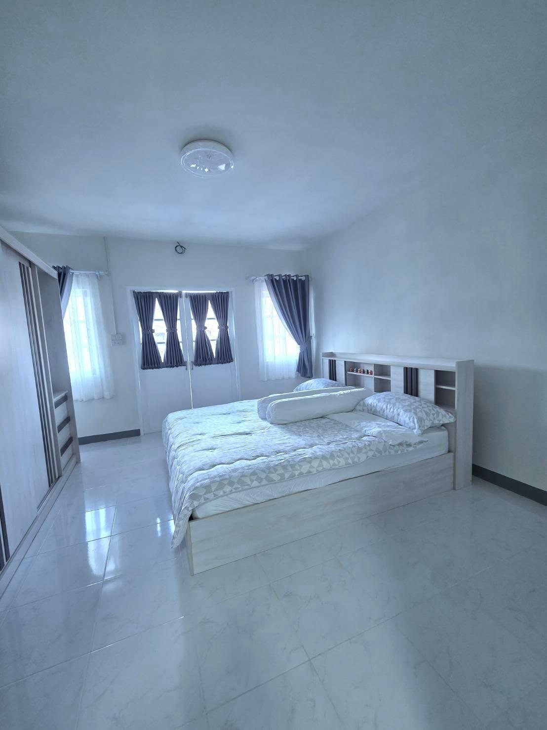 ขายทาวน์เฮาส์ 2 ชั้น รีโนเวทใหม่ทั้งหลัง ตกแต่งสวยงามพร้อมอยู่ หมู่บ้านอ่างทองธานี กระทุ่มแบน 3 ห้องนอน 2 ห้องน้ำ แถมเฟอร์ฯ+เคาน์เตอร์ครัวครบชุด ใกล้ตลาดและ รพ.กระทุ่มแบน - 2