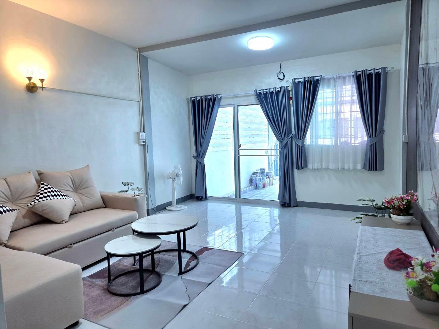 ขายทาวน์เฮาส์ 2 ชั้น รีโนเวทใหม่ทั้งหลัง ตกแต่งสวยงามพร้อมอยู่ หมู่บ้านอ่างทองธานี กระทุ่มแบน 3 ห้องนอน 2 ห้องน้ำ แถมเฟอร์ฯ+เคาน์เตอร์ครัวครบชุด ใกล้ตลาดและ รพ.กระทุ่มแบน - 3