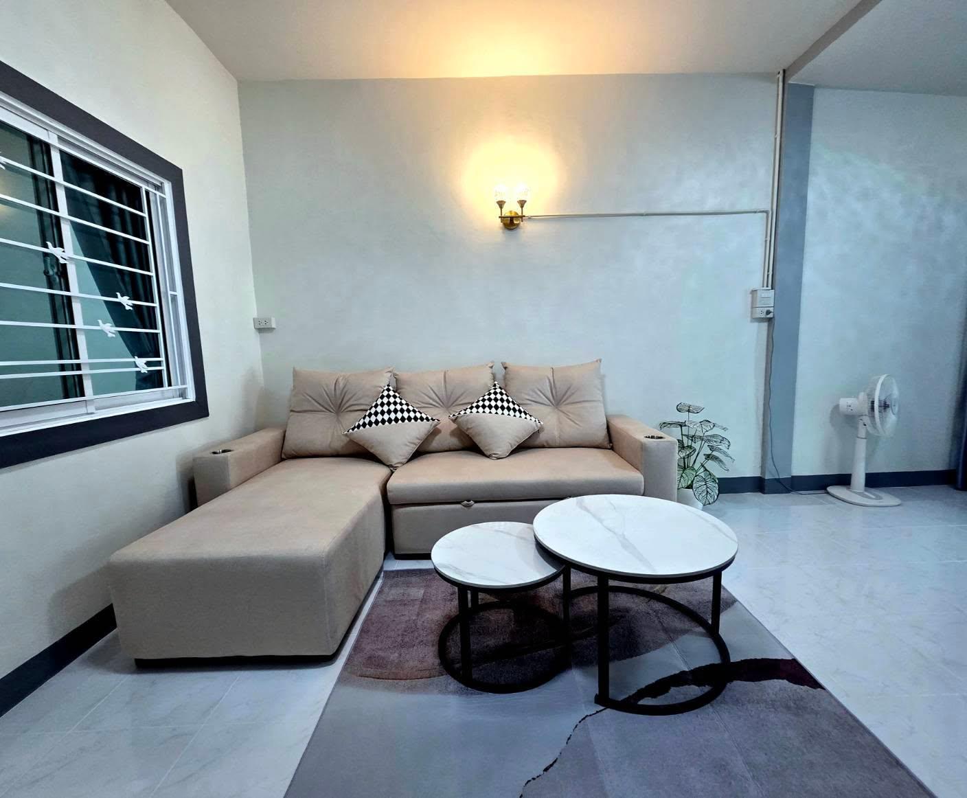 ขายทาวน์เฮาส์ 2 ชั้น รีโนเวทใหม่ทั้งหลัง ตกแต่งสวยงามพร้อมอยู่ หมู่บ้านอ่างทองธานี กระทุ่มแบน 3 ห้องนอน 2 ห้องน้ำ แถมเฟอร์ฯ+เคาน์เตอร์ครัวครบชุด ใกล้ตลาดและ รพ.กระทุ่มแบน - 4