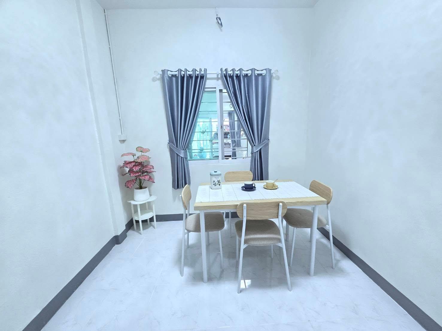 ขายทาวน์เฮาส์ 2 ชั้น รีโนเวทใหม่ทั้งหลัง ตกแต่งสวยงามพร้อมอยู่ หมู่บ้านอ่างทองธานี กระทุ่มแบน 3 ห้องนอน 2 ห้องน้ำ แถมเฟอร์ฯ+เคาน์เตอร์ครัวครบชุด ใกล้ตลาดและ รพ.กระทุ่มแบน - 9